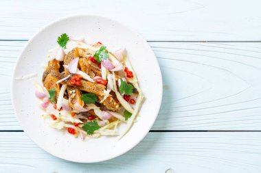 gevrek gurami balığı ile baharatlı salata