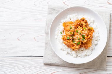 kimchi tepesinde pirinç ile tavada kızartılmış domuz eti 