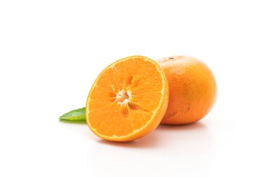 Beyaz arka plan üzerinde taze turuncu meyveler