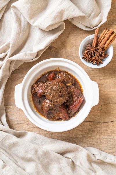 Guisado de porco com ervas — Fotografia de Stock