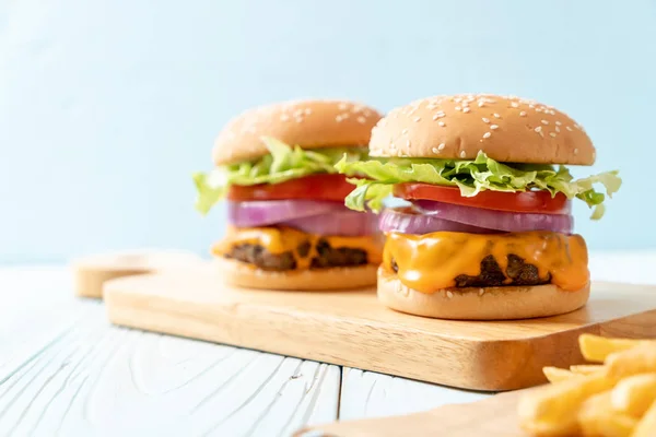 Taze lezzetli biftek burger peynir ve patates kızartması — Stok fotoğraf