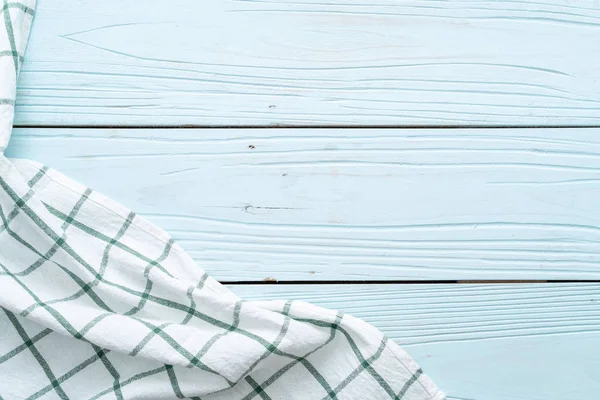 Paño de cocina (servilleta) sobre fondo de madera azul — Foto de Stock