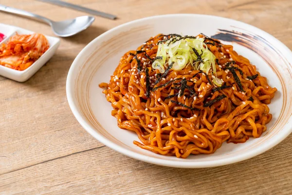 Kore sıcak ve baharatlı anlık noodle kimchi ile