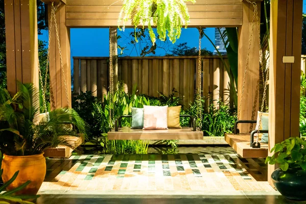 ahşap salıncak üzerinde rahat yastık