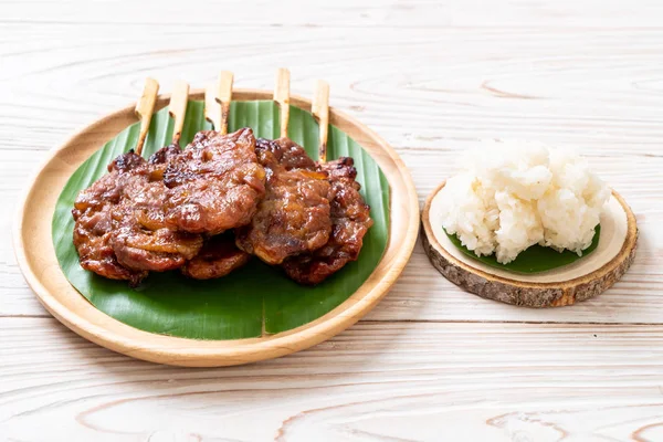 saptırılmış süt domuz beyaz yapışkan pirinç ile ızgara