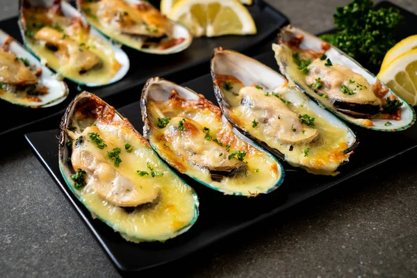 Mejillón al horno con queso — Foto de Stock