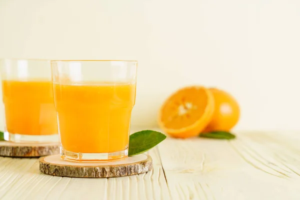 Свежий апельсиновый сок на фоне дерева — стоковое фото