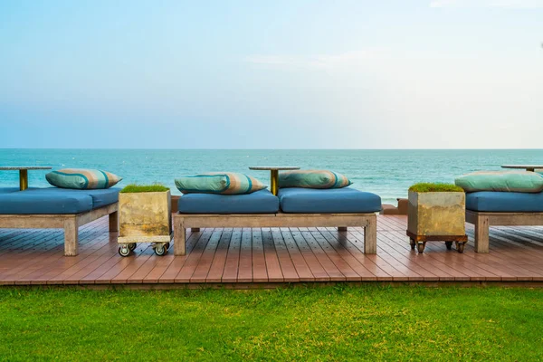 Üres strand szék kanapé, kilátással a tengerre — Stock Fotó