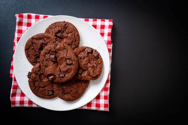 초콜릿 칩과 함께 초콜릿 쿠키 — 스톡 사진