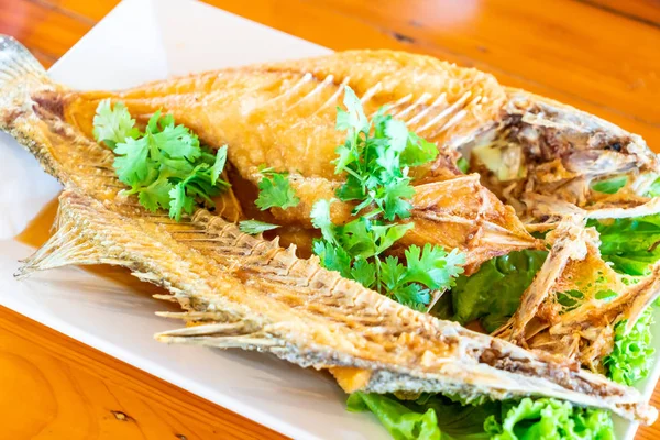 Balık sosu ile tepesinde kızarmış snapper