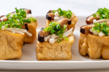 Shitake mantar ve altın iğne mantar ile kızarmış Tofu