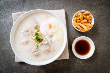 kase kıyılmış domuz eti ile pirinç çorbası 