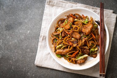 tavada kızartılmış yakisoba noodle domuz eti ile