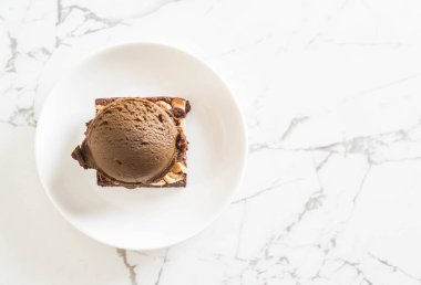 Çikolatalı dondurma ile çikolatalı kek