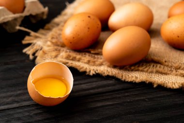 Yumurta ile bir kırık kahverengi ve yumurta sarısı