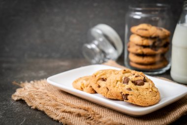 Çikolata parçacıklı kurabiye. 