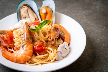 Deniz ürünleri makarna spagetti ve istiridye, karides, Squis, midye ile