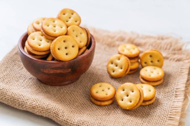 ananas reçeli ile bisküvi