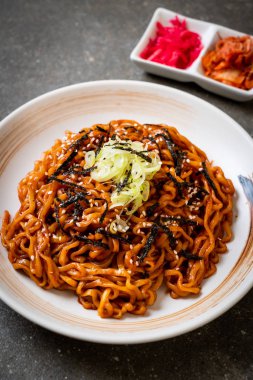 Kore sıcak ve baharatlı anlık noodle kimchi ile