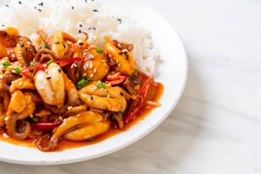 tavada kızartılmış ahtapot veya kalamar ve Korece baharatlı (osam bulgogi yapıştırmak