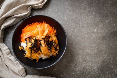 karides tempura pirinç kase karides yumurta ve deniz yosunu ile