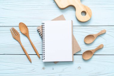 metin Not kopya sapce ile ahşap yüzeyde için boş defter