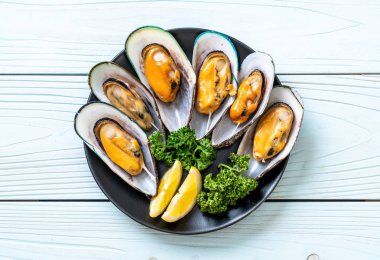 Limonlu ve maydanozlu midye