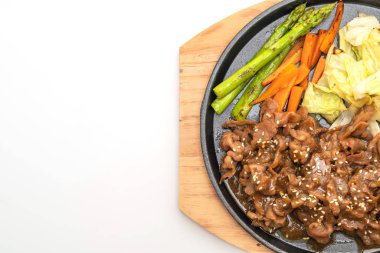 sıcak plaka üzerinde domuz biftek dilimlenmiş 