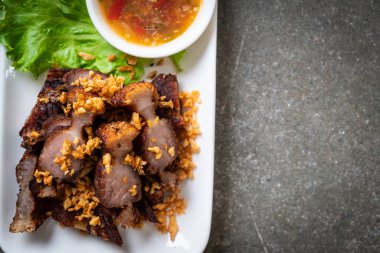 Fried çizgili domuz eti veya gevrek domuz eti veya derin kızarmış domuz eti