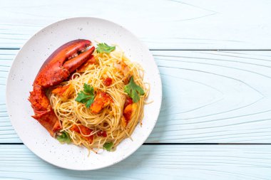 Makarna all'astice veya ıstakoz spagetti