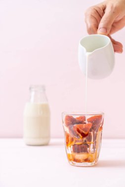 Tay çay buzlu süt ile