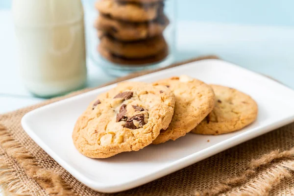 Biscoitos com chips de chocolate — Fotografia de Stock