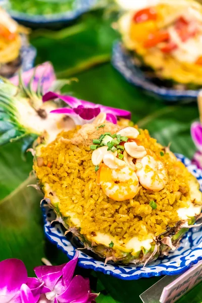 Pineapple fried rice with shrimps — Stock Photo, Image