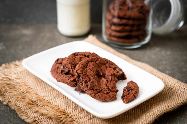 Biscoitos de chocolate com chips de chocolate — Fotografia de Stock