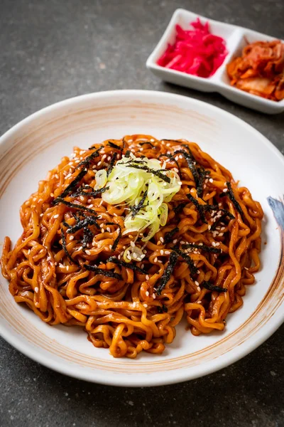 Mi instan pedas dan pedas Korea dengan kimchi — Stok Foto