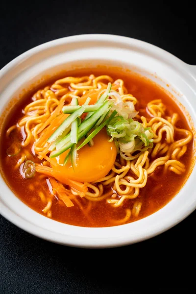 韩国辣方便面配鸡蛋、蔬菜和泡菜 — 图库照片