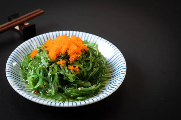 Insalata di alghe con uova di gamberetti in stile giapponese — Foto Stock