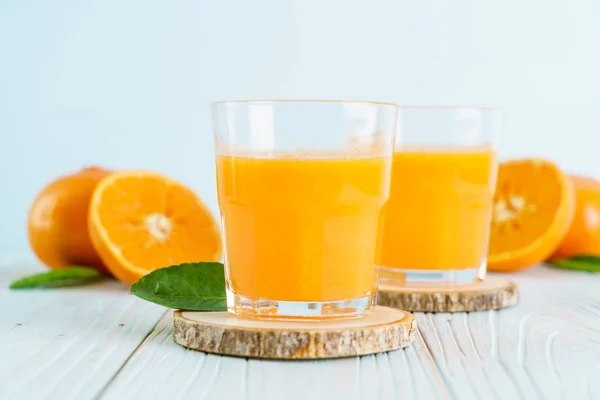 Jus d'orange frais sur fond de bois — Photo