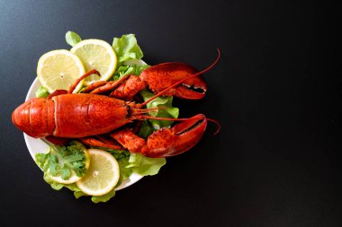 haşlanmış ıstakoz sebze ve limon ile