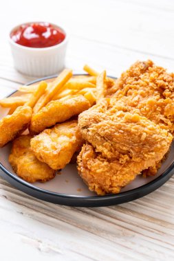 patates kızartması ve nuggets yemek kızarmış tavuk