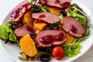 Kızarmış ördek göğsü salatası