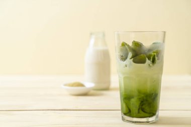 Matcha yeşil çay buzlu süt ile