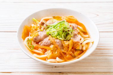Udon ramen noodle ile domuz eti ve kimchi 