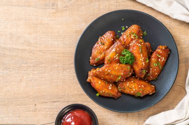 Barbekü tavuk kanatları beyaz susam ile