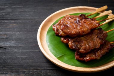 saptırılmış süt domuz beyaz yapışkan pirinç ile ızgara