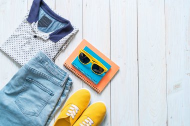 Gezgin, yaz tatili erkekler rahat kıyafetler