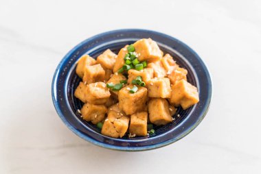 Kızarmış Tofu susam bir kase