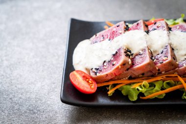 Taze orkinos çiğ sebze salatası ve sos ile