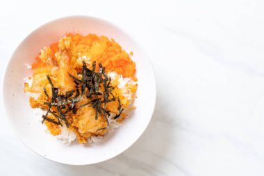 karides tempura pirinç kase karides yumurta ve deniz yosunu ile