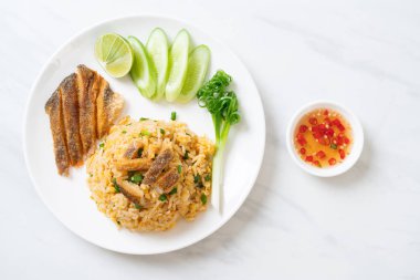 Gevrek gurami balığı kızarmış pilav